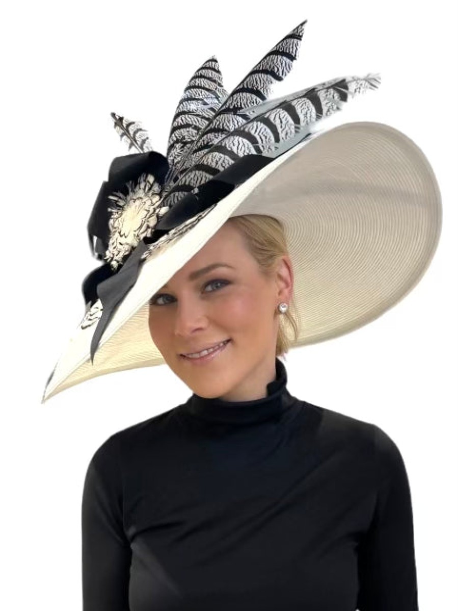 Cappelli di Katie Tesa Larga Bianca Con Piume Bianche E Nere Accessori