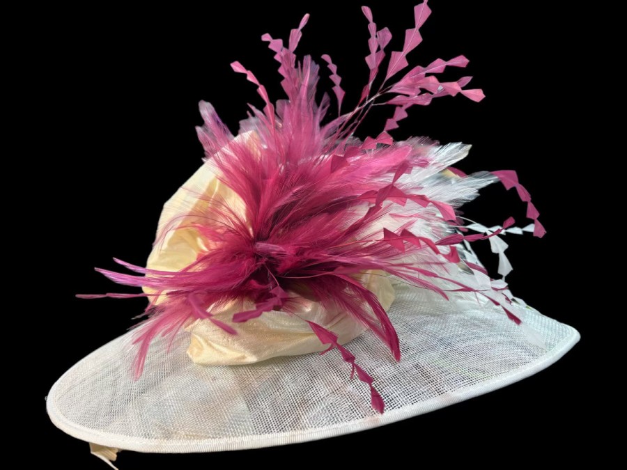 Cappelli di Katie Paglia Sinamay Crema Con Piume Malva Accessori